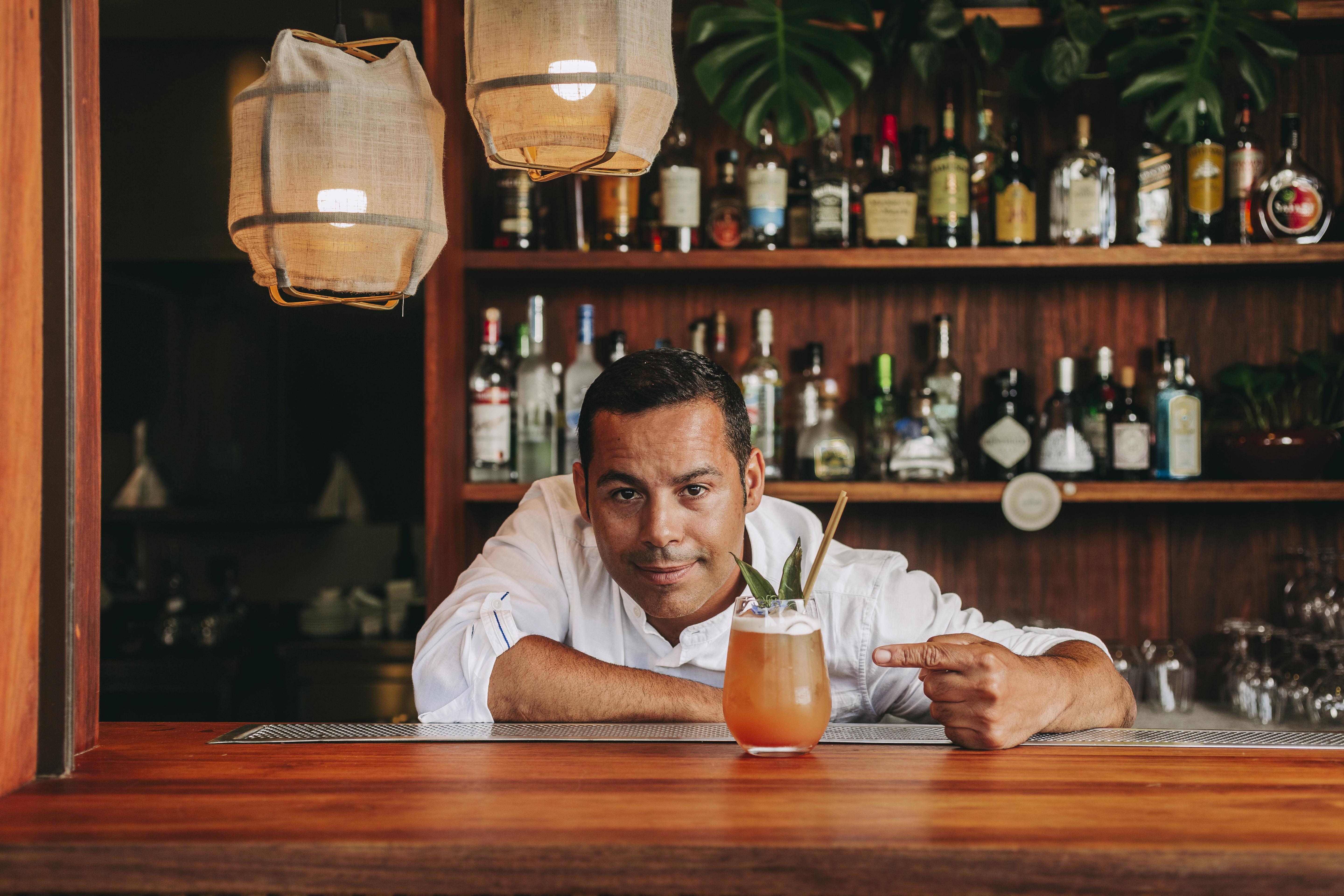 The Vintage Hotel & Spa Lisbon Luaran gambar A bartender at work