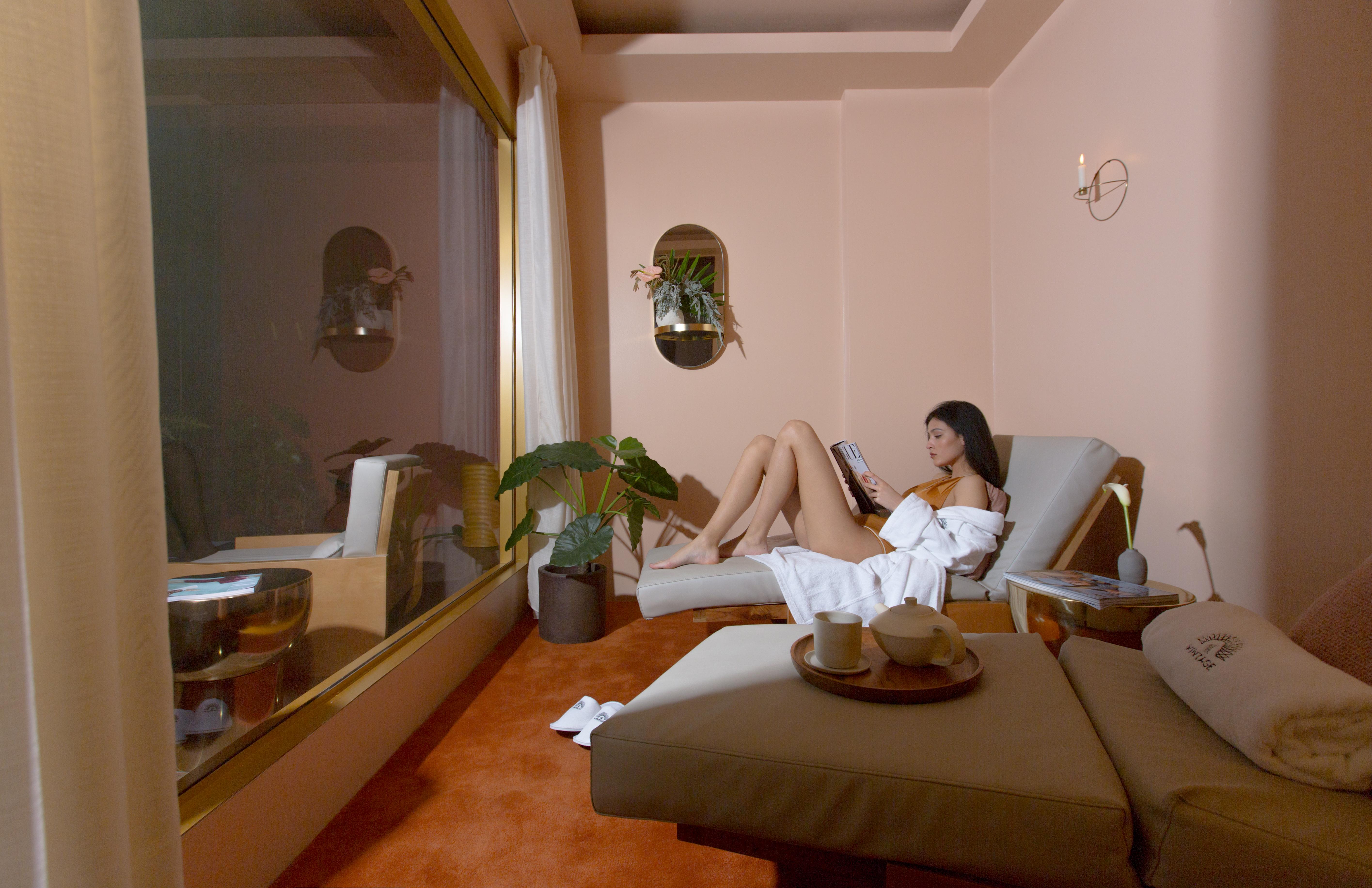 The Vintage Hotel & Spa Lisbon Luaran gambar A woman relaxing in a spa
