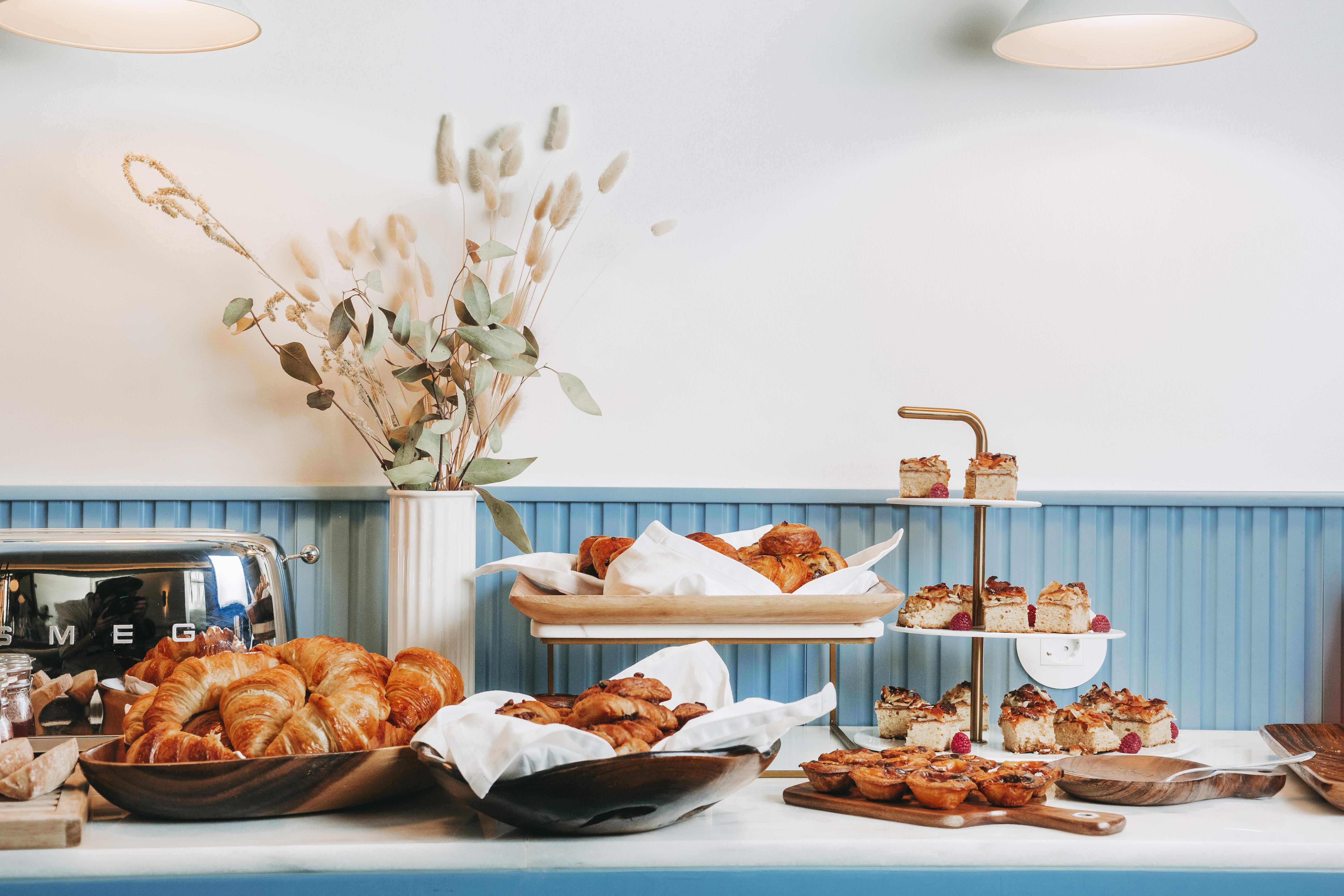 The Vintage Hotel & Spa Lisbon Luaran gambar A selection of pastries at a bakery