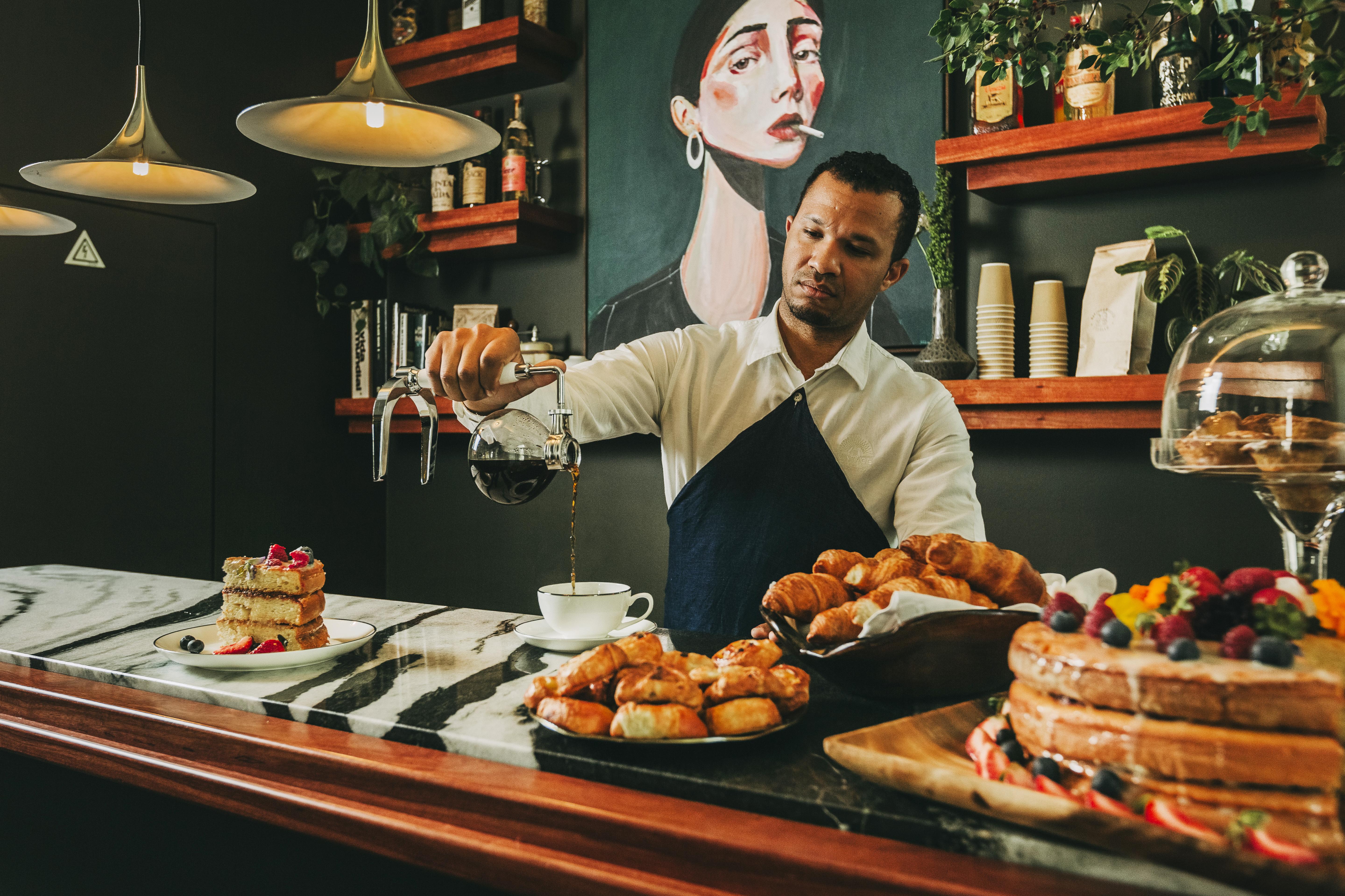 The Vintage Hotel & Spa Lisbon Luaran gambar A barista at work