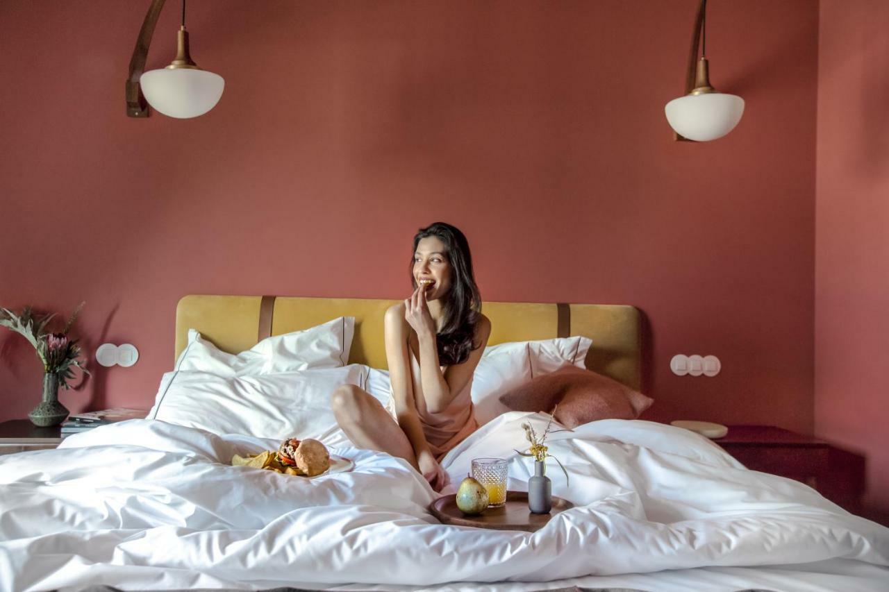 The Vintage Hotel & Spa Lisbon Luaran gambar A woman in bed